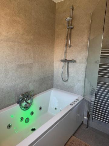 Netflix Home Jacuzzi Gym Fast Wifi Ps5 Free Parking 2 Spaces Hereford Eksteriør billede